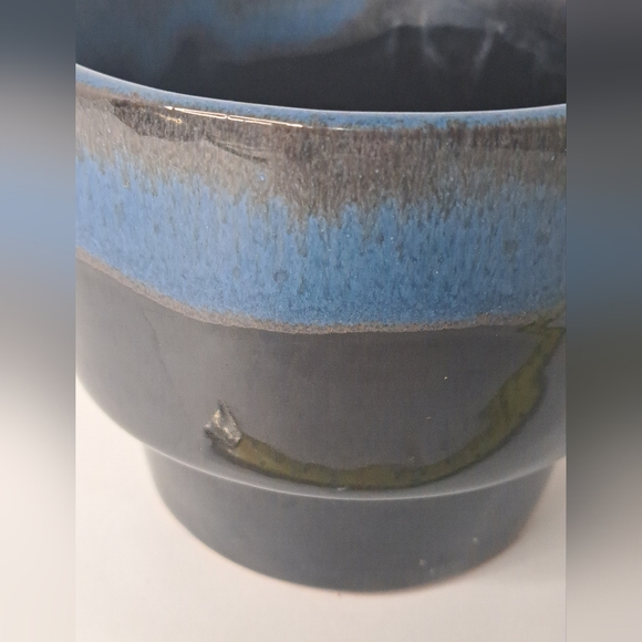 Two-tone Ceramic Planter in Blue. Canada. - Picture 4 of 6